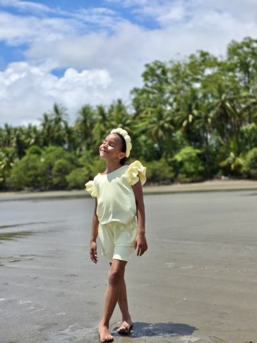 Kétrészes gyerek szett fodros rövid nadrággal -  Pasztell sárga